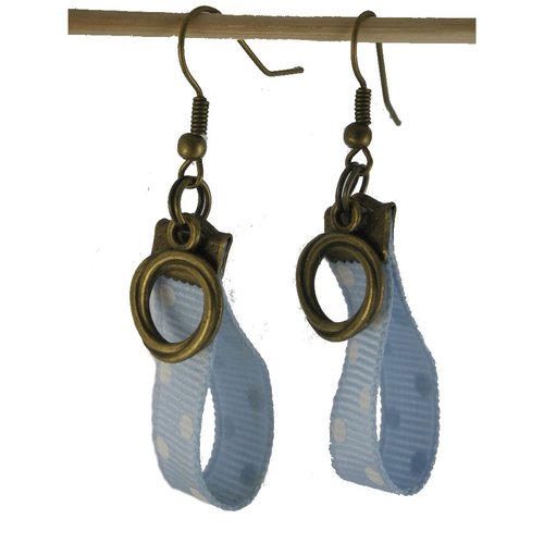 Boucles d'oreilles bronze, ruban bleu et breloque bronze