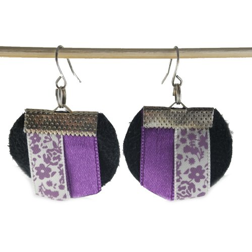 Boucles d'oreilles noires et rubans mauves