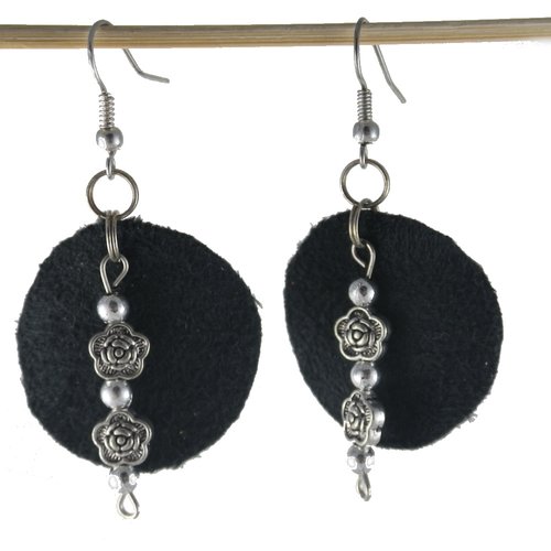 Boucles d'oreilles noires et petites fleurs