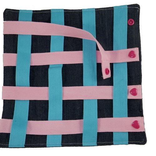 Jeu de tissage bleu et rose d'inspiration montessori