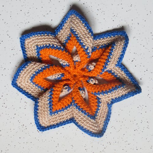 1 fleur forme étoile réalisée au crochet diamètre 13 cms