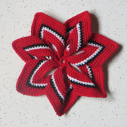 1 fleur forme étoile réalisée au crochet diamètre 14,5 cms
