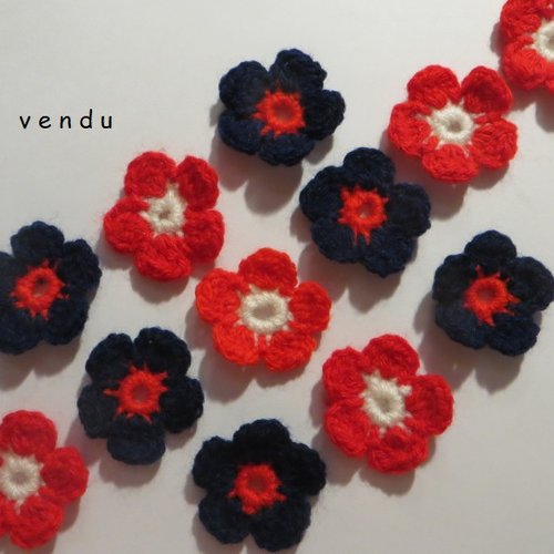Lot de 12 fleurs bleu-marine et rouge réalisées au crochet