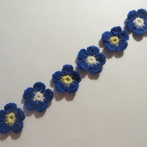 Lot de 6 fleurs bleu-roi réalisées au crochet