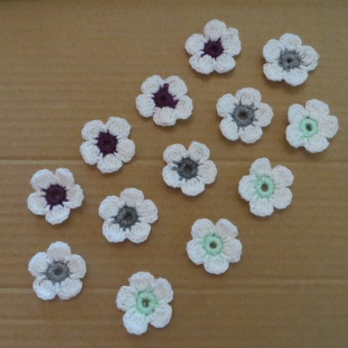 Lot de 13 fleurs blanches réalisées au crochet en laine