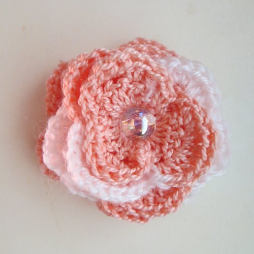 1 rose  de couleur rose et blanc  réalisée au crochet en coton