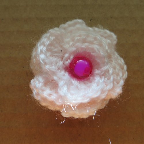 1 rose  de couleur rose très clair  réalisée au crochet en laine fine