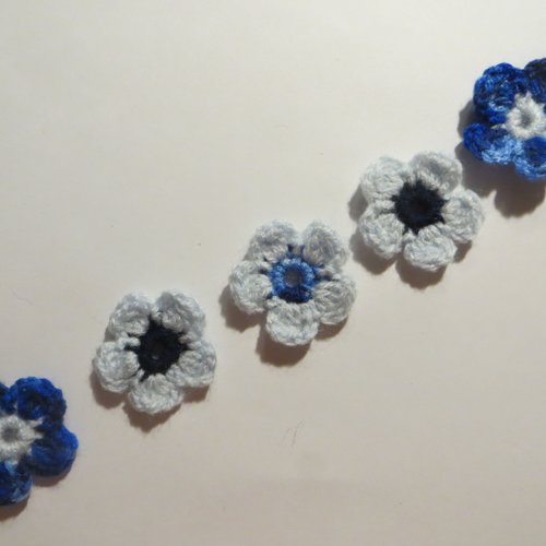 Lot de 5 fleurs bleues réalisées au crochet