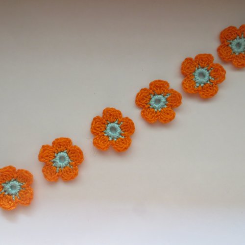 Lot de 6 fleurs orange réalisées au crochet