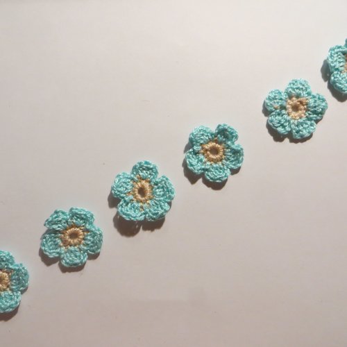 Lot de 6 fleurs bleu/beige réalisées au crochet