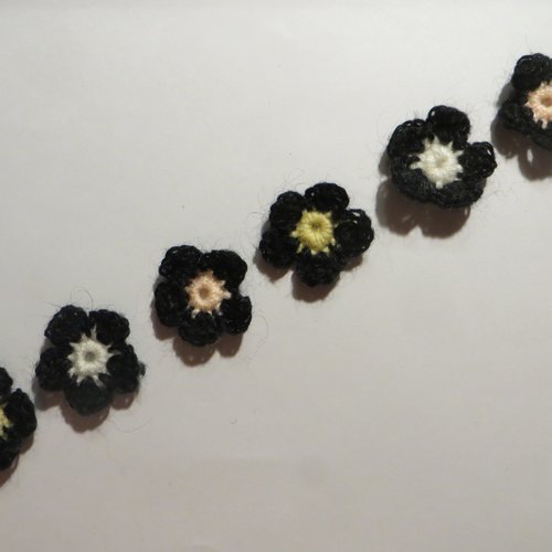Lot de 6 fleurs noires réalisées au crochet