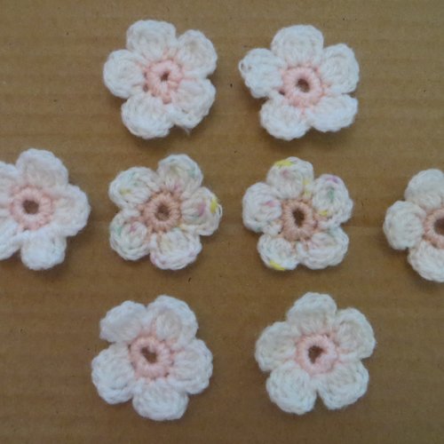 Lot de 8 fleurs blanches réalisées au crochet