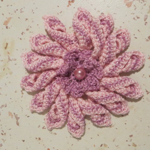 1 fleur réalisée au crochet diamètre 8 cms