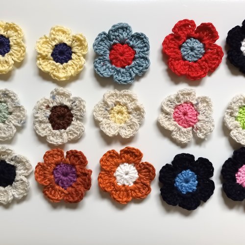 Lot de 15 fleurs crochetées en coton