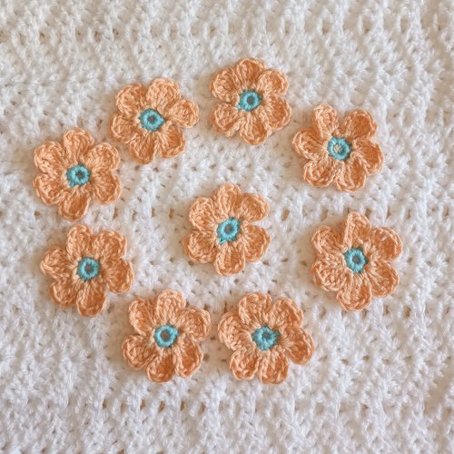 Lot de 9 fleurs crochetées