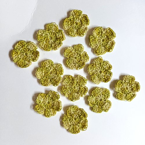 Lot de 12 fleurs crochetées en coton