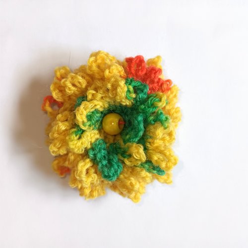 Une fleur crochetée en laine acrylique