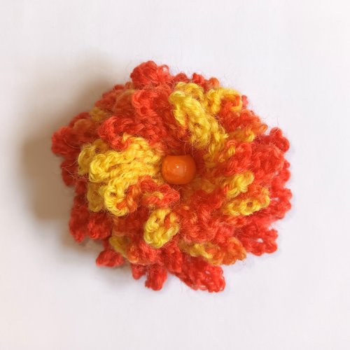 Une fleur crochetée en laine acrylique