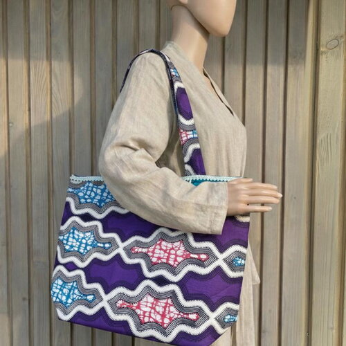 Sac cabas wax africain motif géométrique fait main violet rose bleu à pompons ethnique bohème