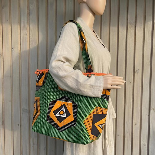 Sac cabas en tissu wax africain fait main en coton- motifs grahiques ethnique marron vert orange à pompoms