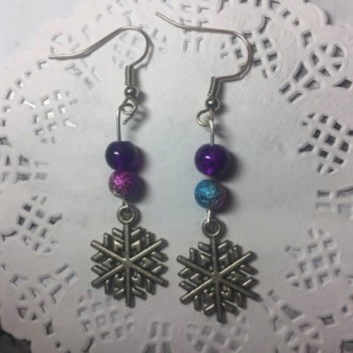 Boucle d'oreille de noël  flocon de neige   argenté et ses perles violet craquelé et une perle reflet  multicolore 