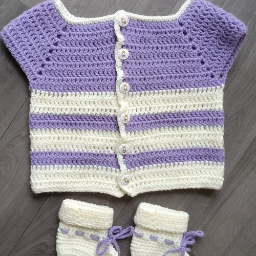 Ensemble au crochet gilet bébé fille et chaussons lilas & écru