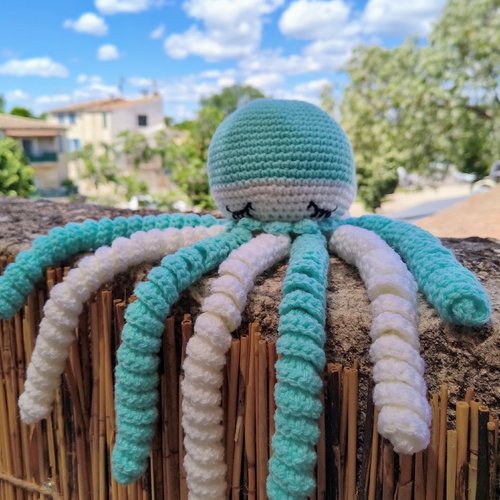 Pieuvre turquoise et blanche au crochet