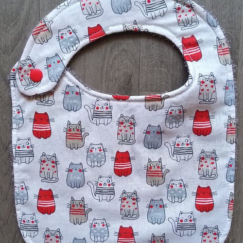 Bavoir pour bébé en coton blanc et motifs chats rigolos