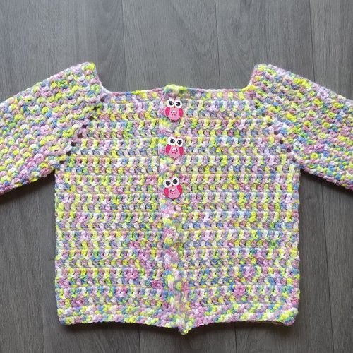 Gilet naissance cardigan bébé fille au crochet