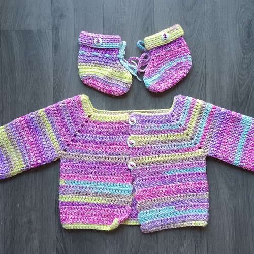 Ensemble gilet et chaussons pour naissance - 3 mois au crochet