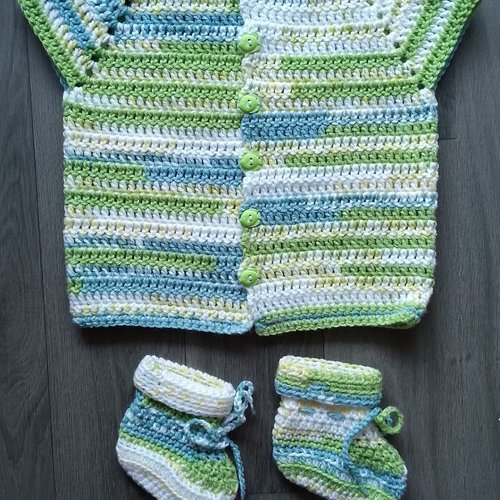 Ensemble gilet et chaussons vert et blanc en laine acrylique  pour bébé naissance / 3 mois