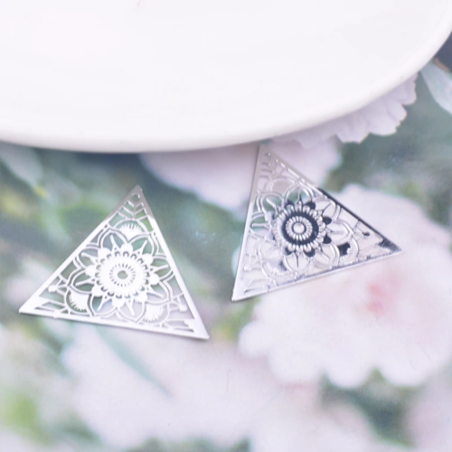 2 estampes triangle mandala - coloris argenté - 27 x 25 mm - en laiton