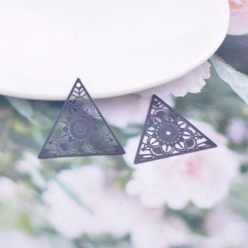 2 estampes triangle mandala - coloris bleu foncé - 27 x 25 mm - en laiton