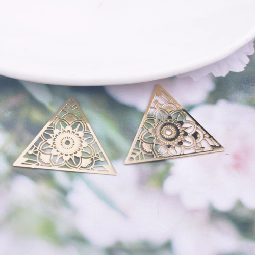 2 estampes triangle mandala - coloris or - 27 x 25 mm - en laiton