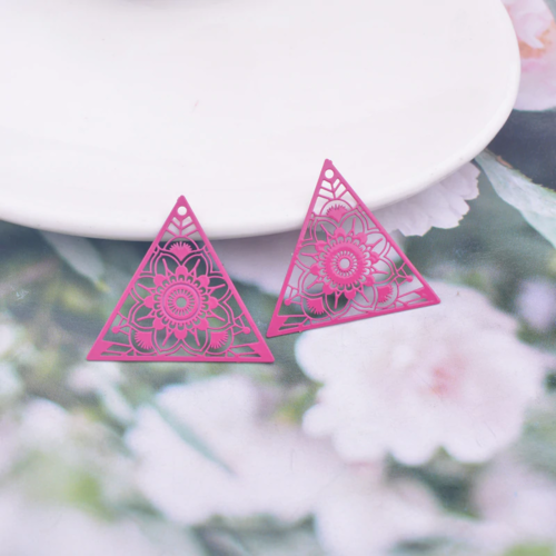 2 estampes triangle mandala - coloris fuchsia - 27 x 25 mm - en laiton