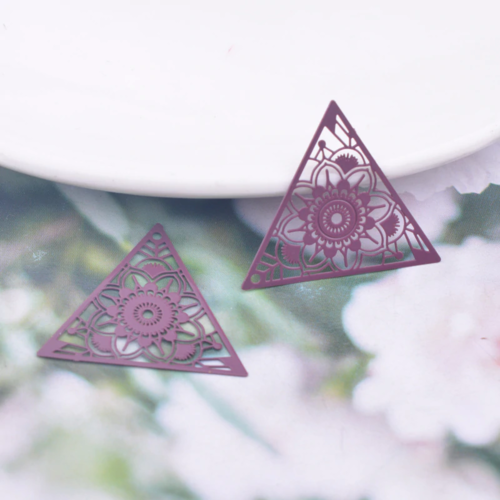 2 estampes triangle mandala - coloris pourpre - 27 x 25 mm - en laiton