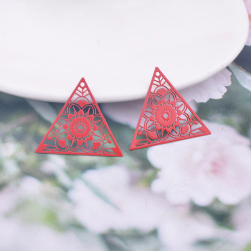 2 estampes triangle mandala - coloris rouge - 27 x 25 mm - en laiton