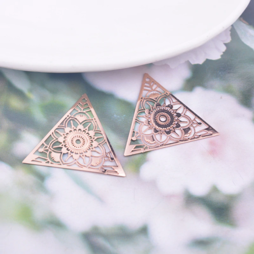 2 estampes triangle mandala - coloris or rose - 27 x 25 mm - en laiton