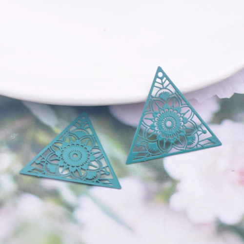 2 estampes triangle mandala - coloris vert foncé - 27 x 25 mm - en laiton