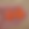 2 estampes gouttes - 37 x 25 mm  - laiton - coloris orange flashy