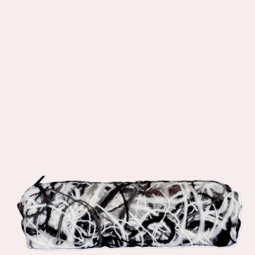 Trousse en laine entrelacs design