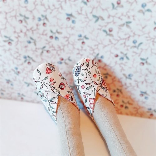 Chaussons de poupée en tissu fleuri