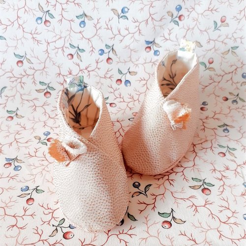 Chaussons bébé en soie lyonnaise peau d'âne nude