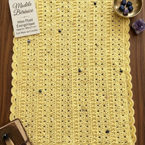 Mini plaid énergétique (couvrette) « bérénice » fait main (60 × 42 cm) — anxiété, détente & fatigue