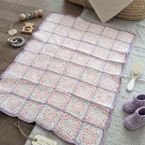 Couverture bébé au crochet "granny squares" rose, lilas & blanc (55x73 cm) | fait main