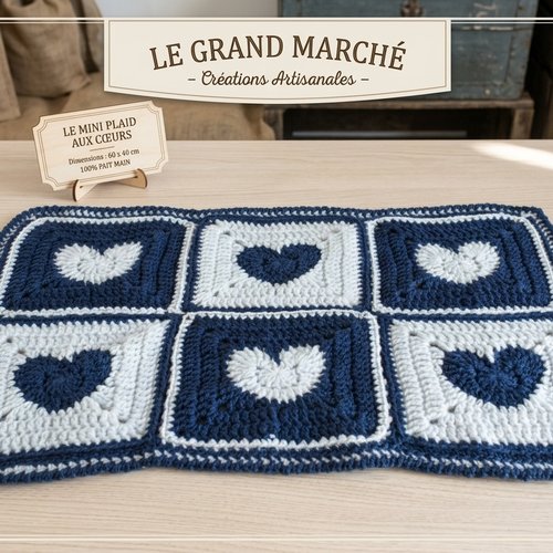 Mini plaid magnétisé au crochet – couvrette "théodore" .motif cœurs bleu marine & blanc ($60 \times 40\text{ cm}$)
