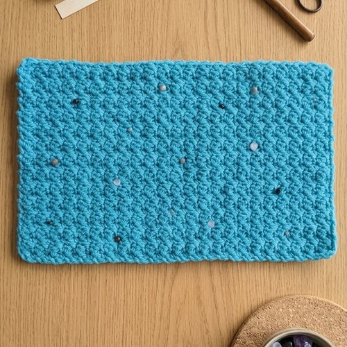 Mini-plaid au crochet orné de pierres minérales — soin douleurs menstruelles