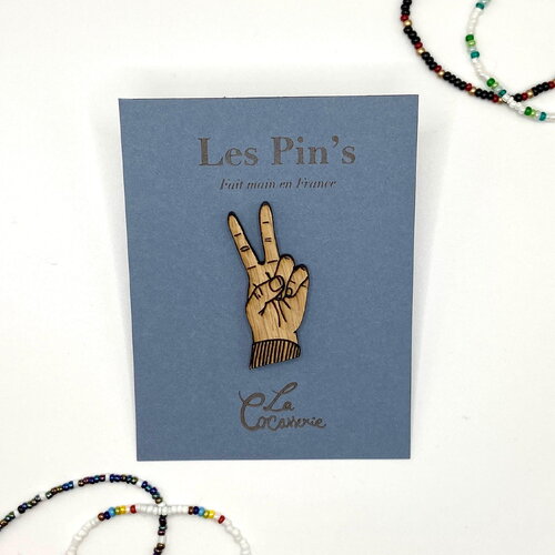 Pin's en bois main v de la victoire / pin’s / badge bois fait main