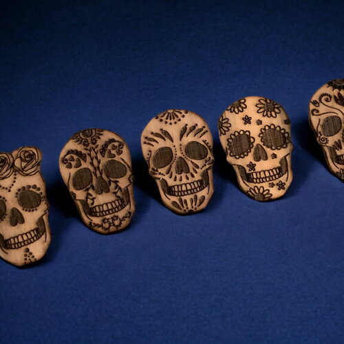 Pin's en bois de noyer crâne calaveras, tête de mort mexicaine (5 modèles) | collection crâne | fait main | badge flower skull halloween
