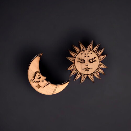 Pin's en bois soleil ou lune stylisée au choix | série astrologie | badge